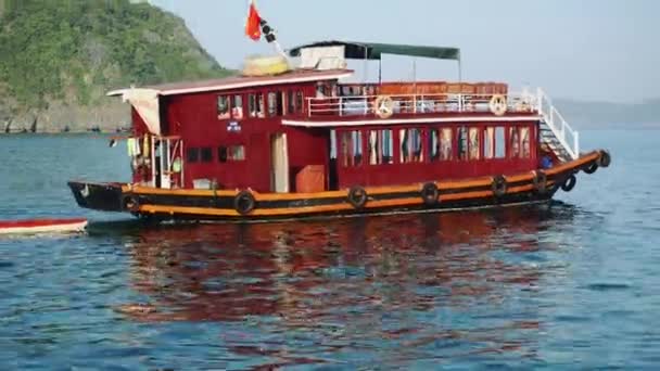 Touristisches Kreuzfahrtschiff in der Lagune von Halong Bay, Cat Ba Island Vietnam — Stockvideo