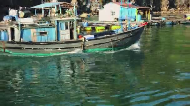 En vietnamesisk fiske båt vid foten av klippor i Halong Bay — Stockvideo
