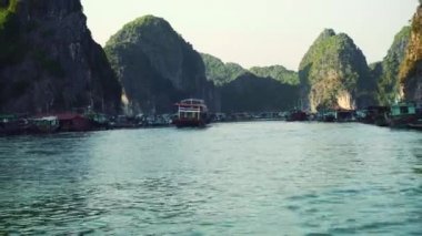 Ha Long Körfezi 'nde yüzen balıkçı köyü. Cat Ba Adası, Vietnam.