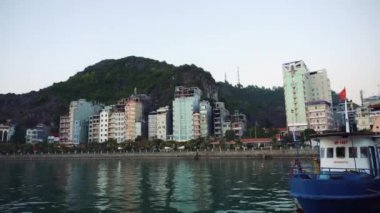 Cat Ba 'nın görünümü. Akşam. Cat Ba Adası, Vietnam