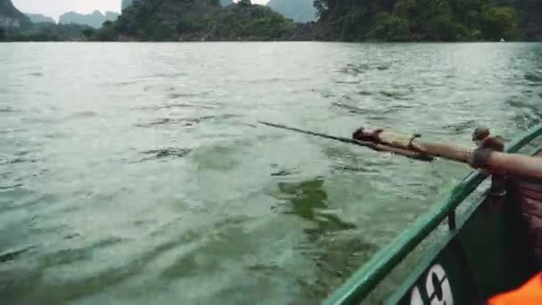 Человек, раскачивающий лодку на Нинь Бинь, Вьетнам — стоковое видео