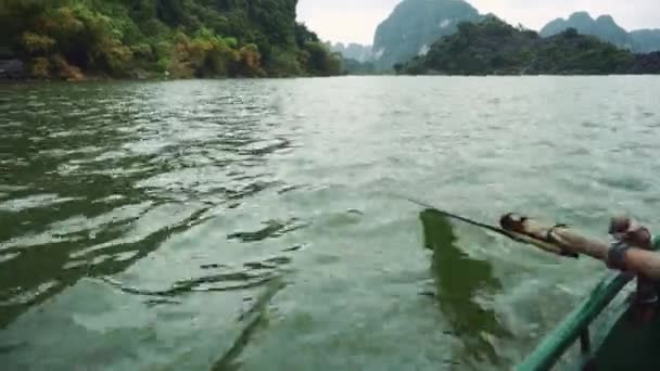 Mann rudert Boot auf Ninh Binh, Vietnam — Stockvideo