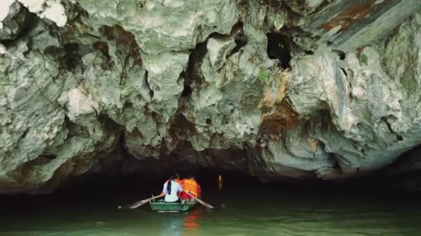 В'єтнам, там COC, грот печера, також відомий як "Затока Халонг в рисових полях", є одним з природних чудес В'єтнаму. Там cec кошти в перекладі "Три печери". — стокове відео