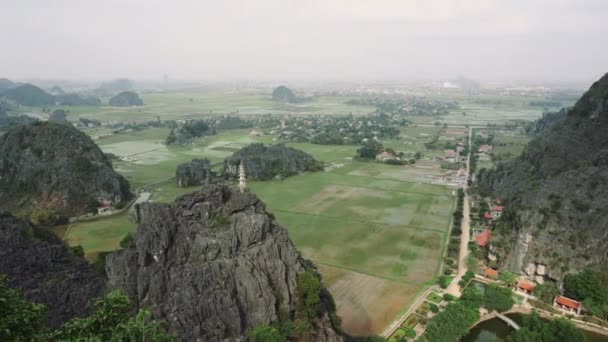 Prachtige kalkstenen bergen en overstroomde rijstvelden van Hang Mua — Stockvideo