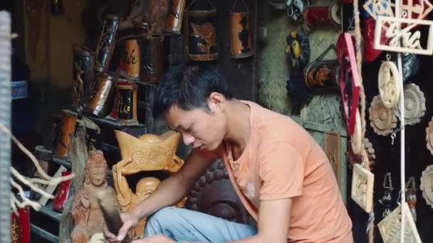 Tallado en madera hecho por un tipo en Hoi An Vietnam — Vídeo de stock
