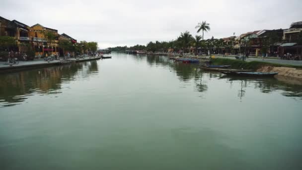 Flod Utsikt Med Flytande Lanternor Och Båtar Hoi Vietnam — Stockvideo