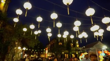 Akşam sokak parlayan fenerler Ile dekore edilmiştir. Hoian. Vietnam.