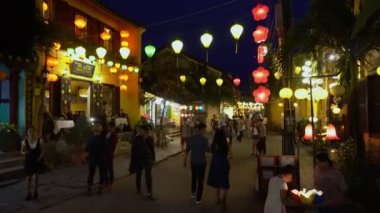 Akşam sokak parlayan fenerler Ile dekore edilmiştir. Hoian. Vietnam.