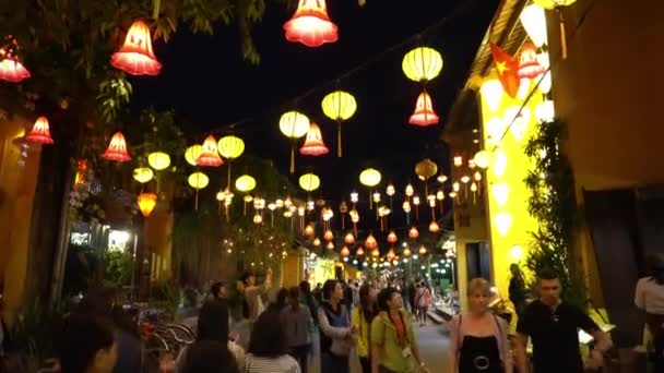 Evening Street décoré avec des lanternes lumineuses. Hoian. Viêt Nam . — Video