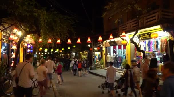 Avond straat versierd met gloeiende lantaarns. Hoian. Vietnam. — Stockvideo