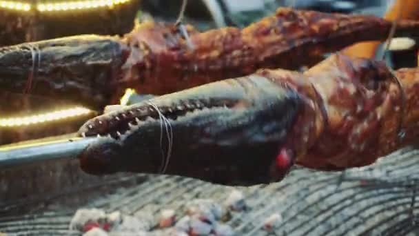 Cocodrilo a la parrilla en el fuego abierto en el restaurante de comida de mar, comidas exóticas en Viethnam, comida de la cocina asiática, carne de cocodrilo crudo, comida exótica — Vídeos de Stock