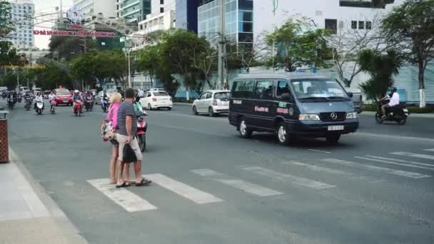 Piéton dans la rue avec un trafic dense dans le centre-ville. VIETNAM — Video