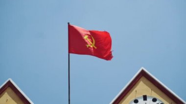 Dalat 'ın önünde Vietnam bayrağı. Bayrak direğinde dalgalanan Vietnam bayrağı