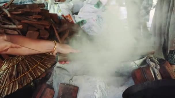 Papel de arroz que se hace en un vapor en Vietnam — Vídeo de stock
