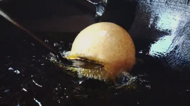 Fritando muito grande donut em Pan no Vietnã — Vídeo de Stock