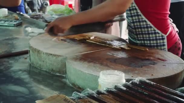 Kobiety pracują i robią cukierki kokosowe w fabryce kokosów w Mekong Delta, Wietnam, Azja — Wideo stockowe