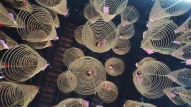 Asya 'da bir tapınakta mum dumanı. Bereket ve dua için mum ve alev ile tütsü ve tütsü duman.