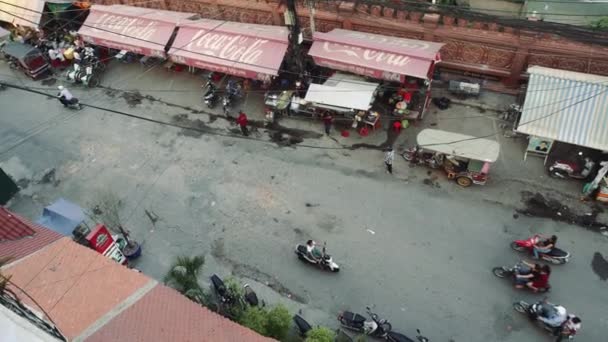 Street View de tráfico y tiendas en la capital de Camboya Phnom Penh — Vídeo de stock