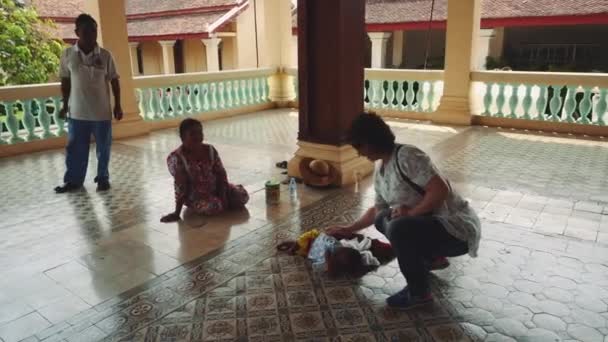 Slapen kind op een vloer van het Koninklijk Paleis in de Phnom Penh, Cambodja, Azië — Stockvideo