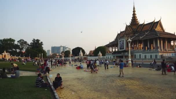 캄보디아, 프놈펜에 있는 왕궁의 외곽 — 비디오