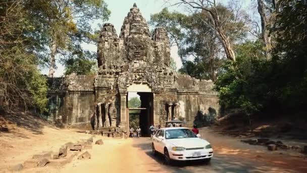 Tráfego em Angkor Thom Gate, Siem Reap, Camboja — Vídeo de Stock