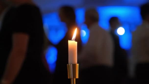 Lampadario in argento con candele al ristorante con persone che ballano . — Video Stock