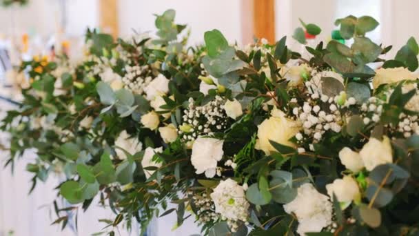 Decoração de casamento.O design das decorações de casamento. Flores na mesa — Vídeo de Stock