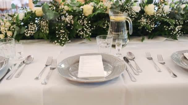 Güzel hizmet mükemmel düğün zarif Ziyafet masada — Stok video