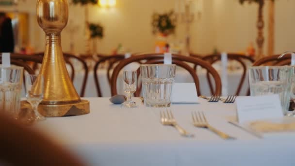Belle table de mariage exquise de service au banquet exquis — Video