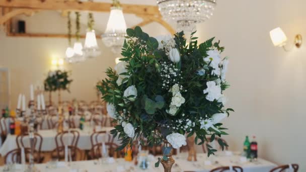 Gyönyörű, mely gyönyörű esküvői asztalra, a pompás lakoma — Stock videók