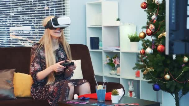 Średnie zbliżenie miłej dziewczyny grającej w grę z joystickiem w okularach wirtualnej rzeczywistości — Wideo stockowe