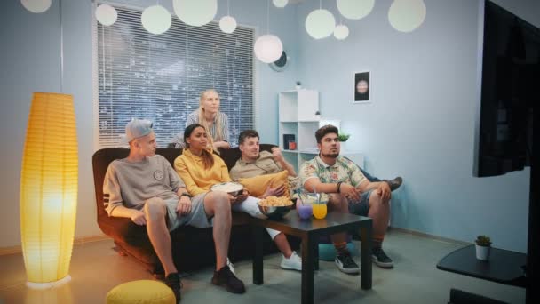 Groep vrienden kijken tv samen en gevoel verdrietig en gestrest van match Fail — Stockvideo