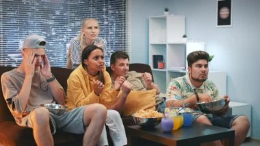 Tv'de eyleme arkadaşlar olumsuz reation orta yakın