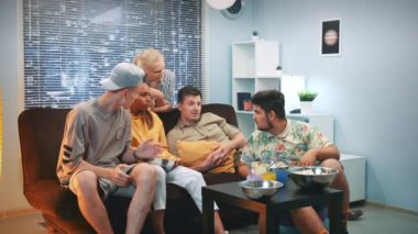 Genç erkek ve kadın evde sohbet ve Tv'de eylem tartışıyor