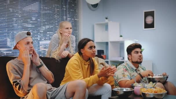 Mixte jeunes gens expriment leur déception tout en waching TV — Video