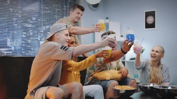 Aantrekkelijke jongens en meisjes juichen met elkaar met droge ijscocktails — Stockvideo