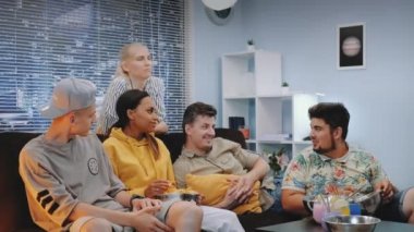 Neşeli şirket evde sohbet ve Tv'de eylem tartışıyor