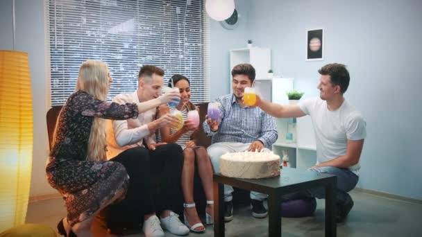 Многонациональная молодежь делает тосты с коктейлями из сухого льда на дне рождения — стоковое видео
