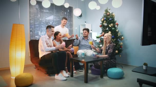 Companhia alegre celebrando férias de inverno com sparklers e coquetéis de gelo seco — Vídeo de Stock
