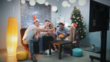 Güzel mulatto kız ve yakışıklı erkek arkadaşları ile Yeni Yıl Arifesinde kutluyor