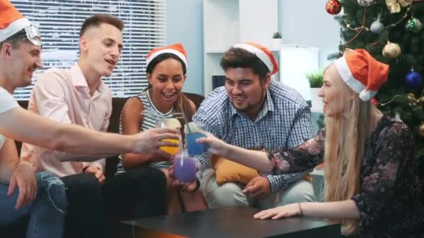 Primer plano de la pareja de raza mixta con amigos en la fiesta de Navidad — Vídeo de stock