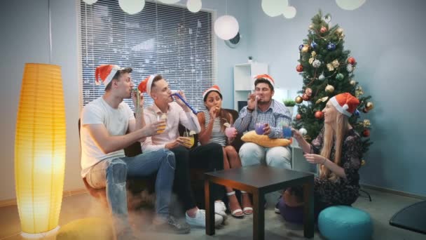 Multietnická společnost ve špicích v Santa Klause a povzbuzovat kouř — Stock video