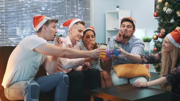 Mejores amigos haciendo vítores y soplando silbato de fiesta en la fiesta de Navidad — Vídeos de Stock