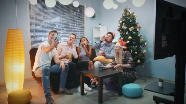 Jovens mestiços em chapéus de Santa fazendo videochamada por smartphone na festa de Natal — Vídeo de Stock
