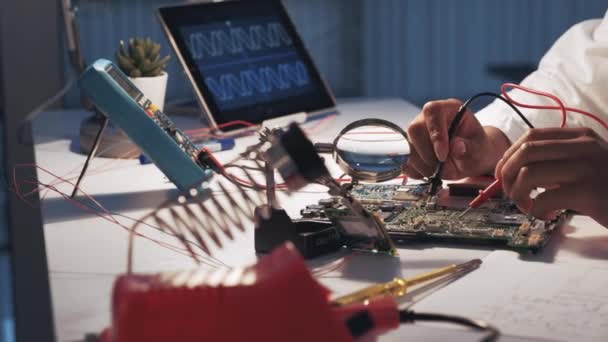 Vista de las manos de las mujeres probando la placa base en el laboratorio — Vídeo de stock