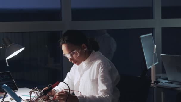 Primer plano del ingeniero afroamericano haciendo pruebas en la placa base en el laboratorio. Científico trabajando en un laboratorio con emoción feliz . — Vídeos de Stock