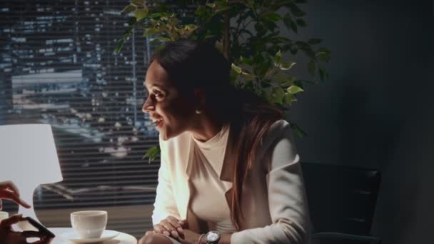 African American Business kobieta pokazując emocje oglądając coś na smartfonie — Wideo stockowe