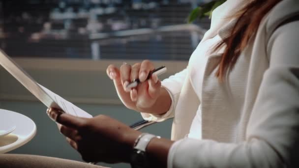 Primer plano de las mujeres de negocios afroamericanas con contrato y pluma — Vídeo de stock