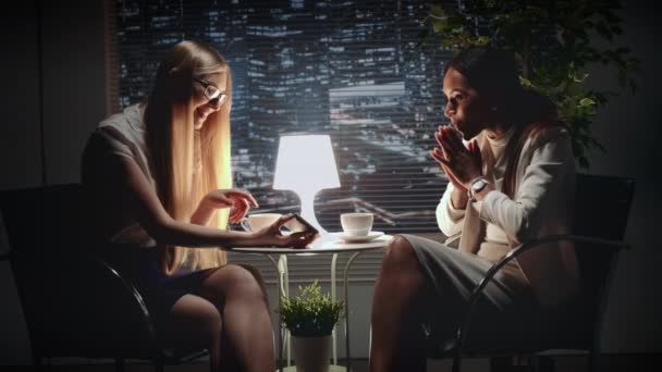 Belle mixte femmes d'affaires regarder quelque chose sur smartphone et discuter — Video