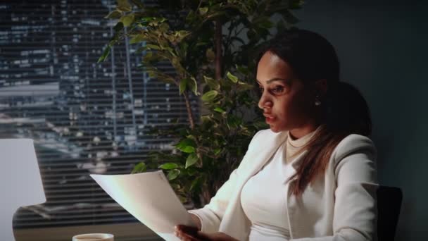 Mulher de negócios afro-americana bonita explicando o texto do contrato no escritório — Vídeo de Stock